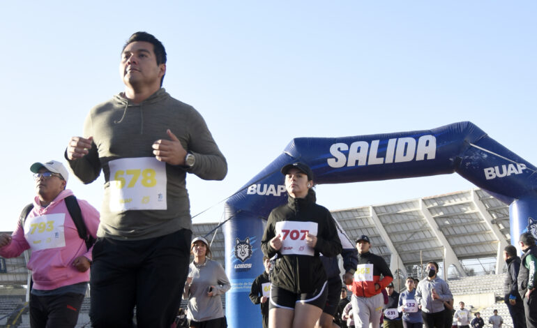 Corren 4 kilómetros en la BUAP para conmemorar 75 aniversario de la FCFM