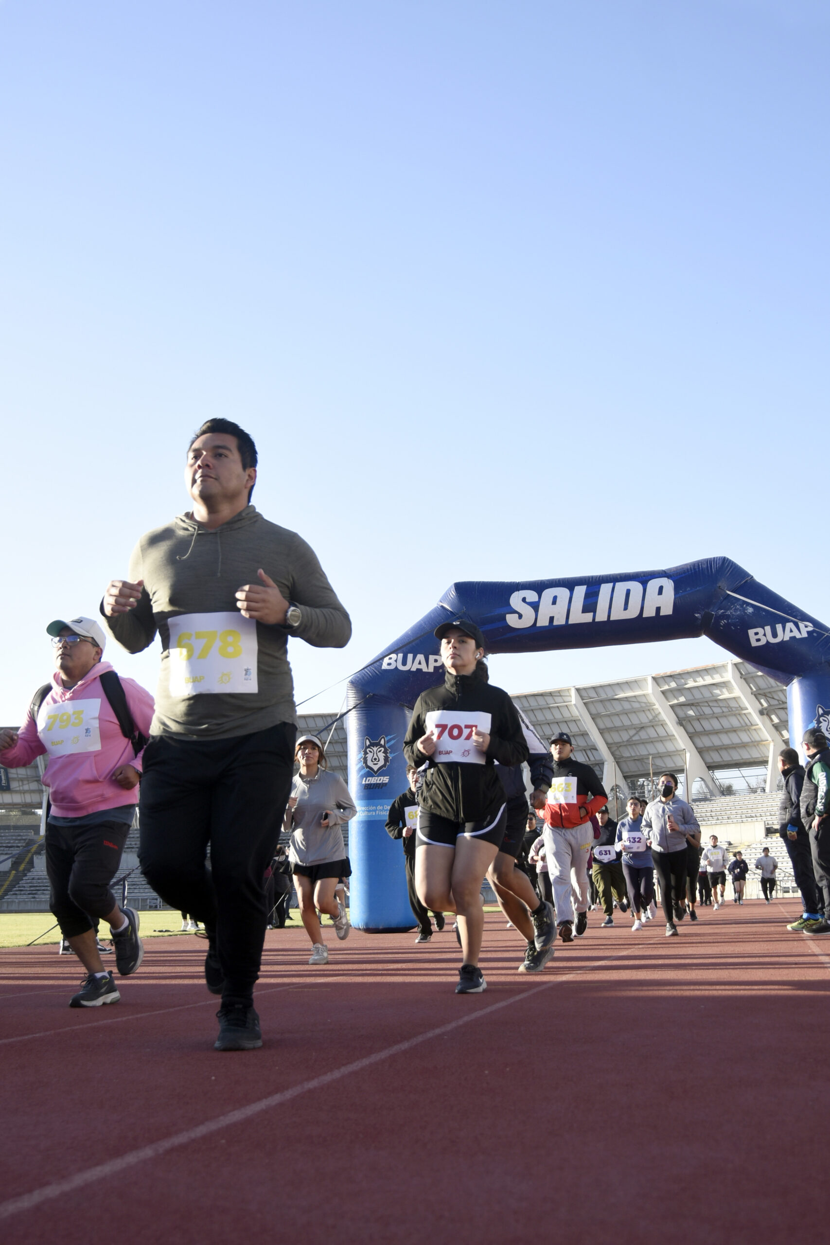 Corren 4 kilómetros en la BUAP para conmemorar 75 aniversario de la FCFM