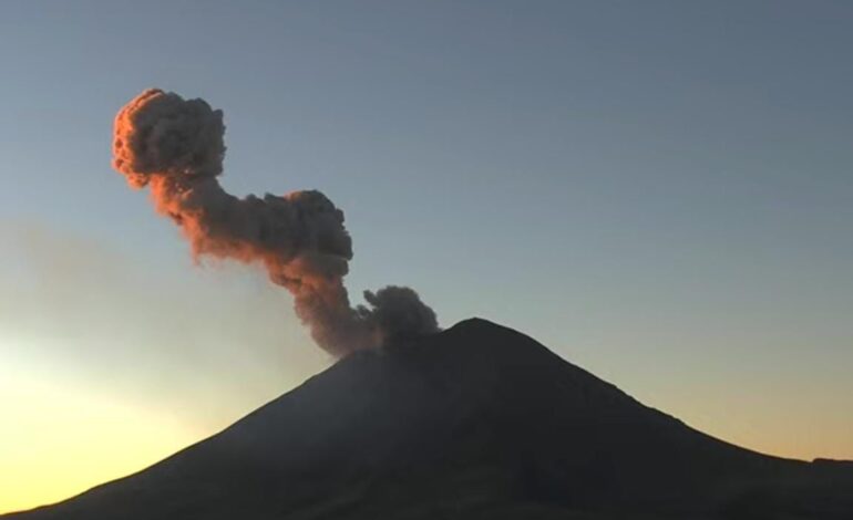 Popocatépetl emite fumarola de 1 Km; actividad permanece en amarillo fase 2