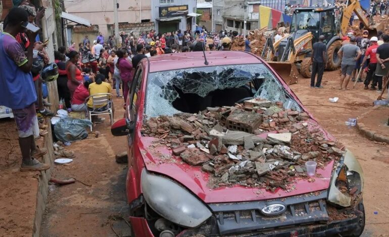 Torrenciales lluvias en Brasil dejan al menos 30 muertos y 38 personas desaparecidas