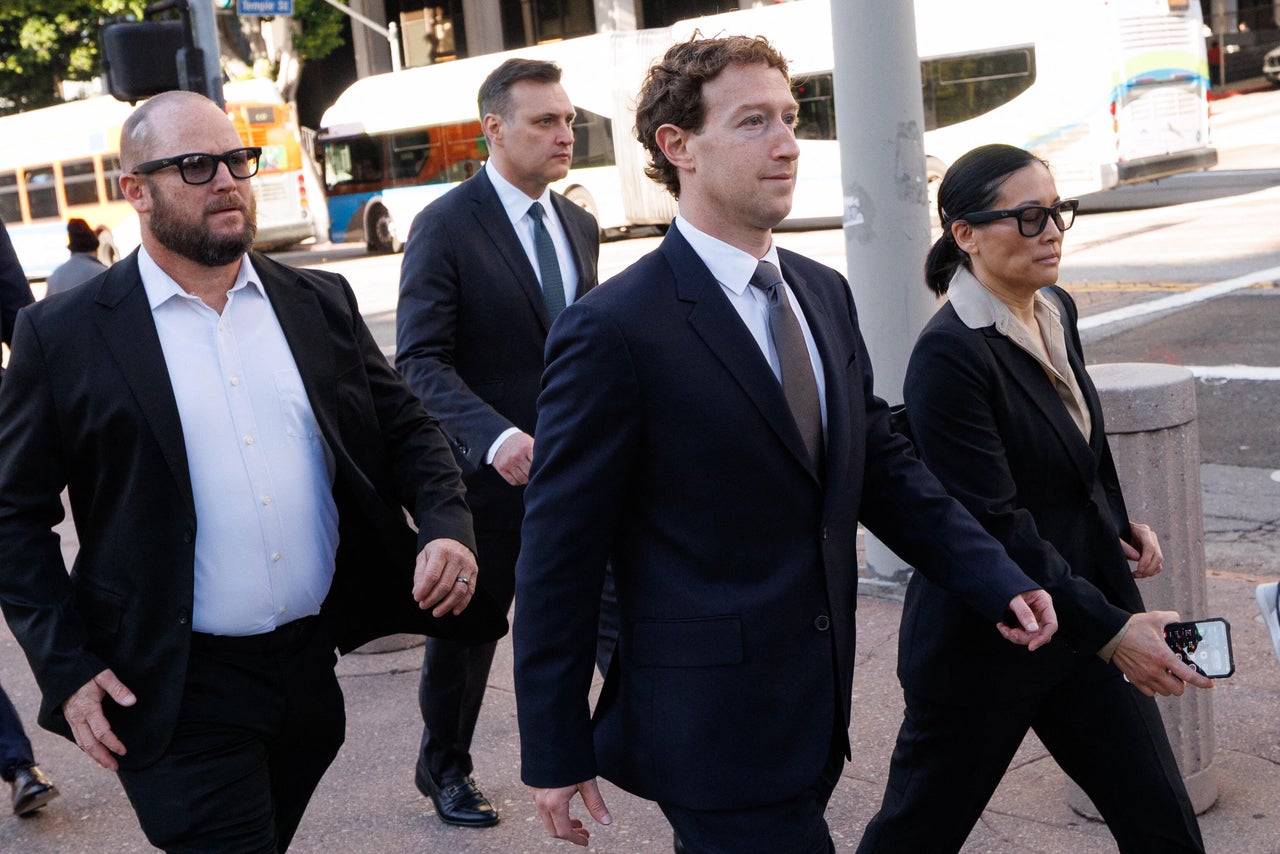 Zuckerberg comparece ante tribunal por acusaciones sobre los efectos negativos de redes sociales a la salud mental de menores