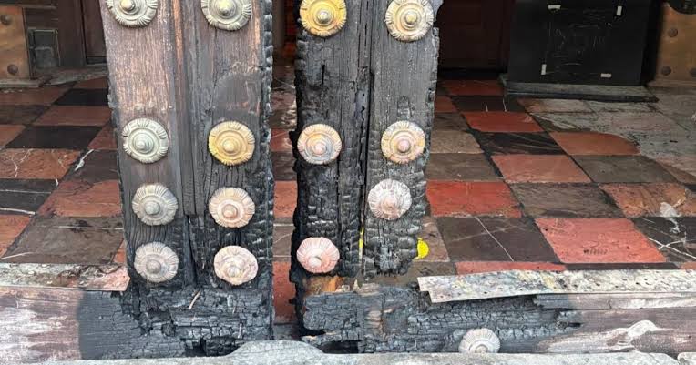 INAH asegura reparación de la puerta norte de la Catedral de Puebla.