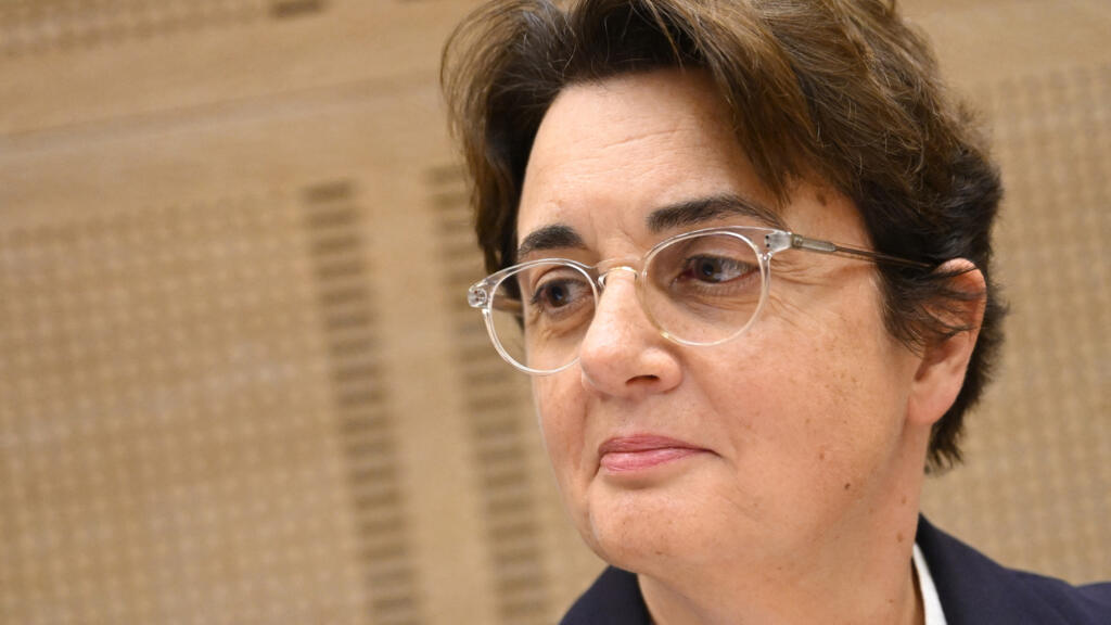 Renuncia de la presidenta del Louvre tras robo millonario de joyas