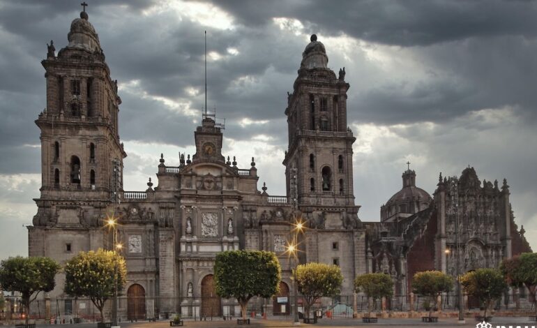 INAH supervisa conservación del Retablo de los Reyes en la Catedral Metropolitana
