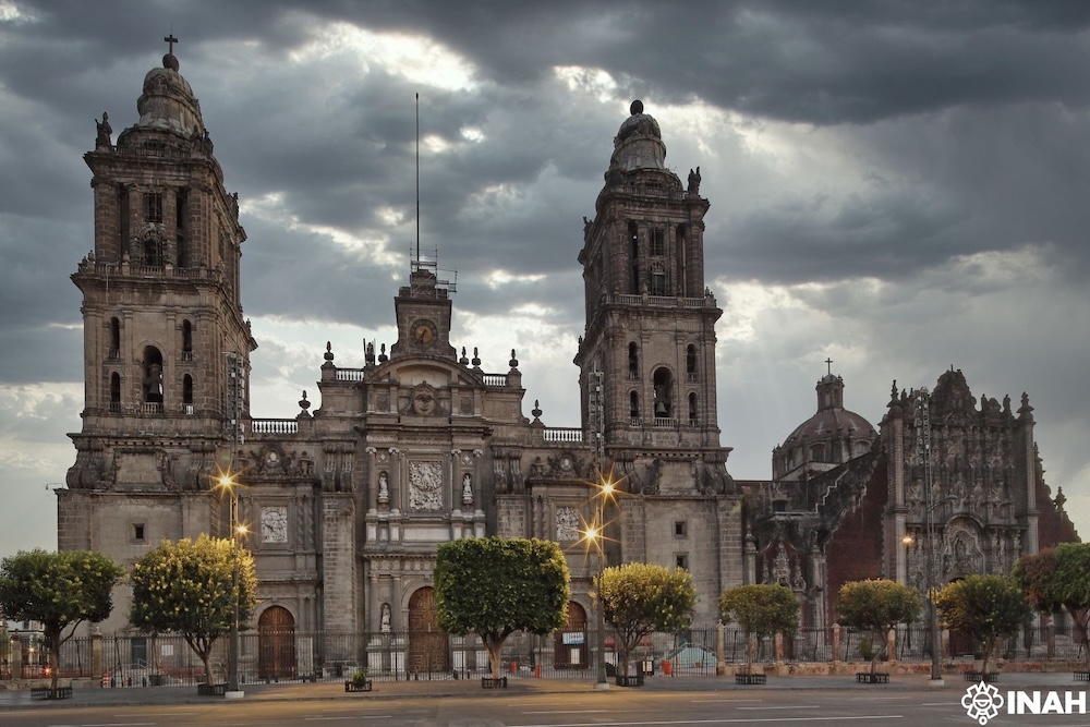 INAH supervisa conservación del Retablo de los Reyes en la Catedral Metropolitana