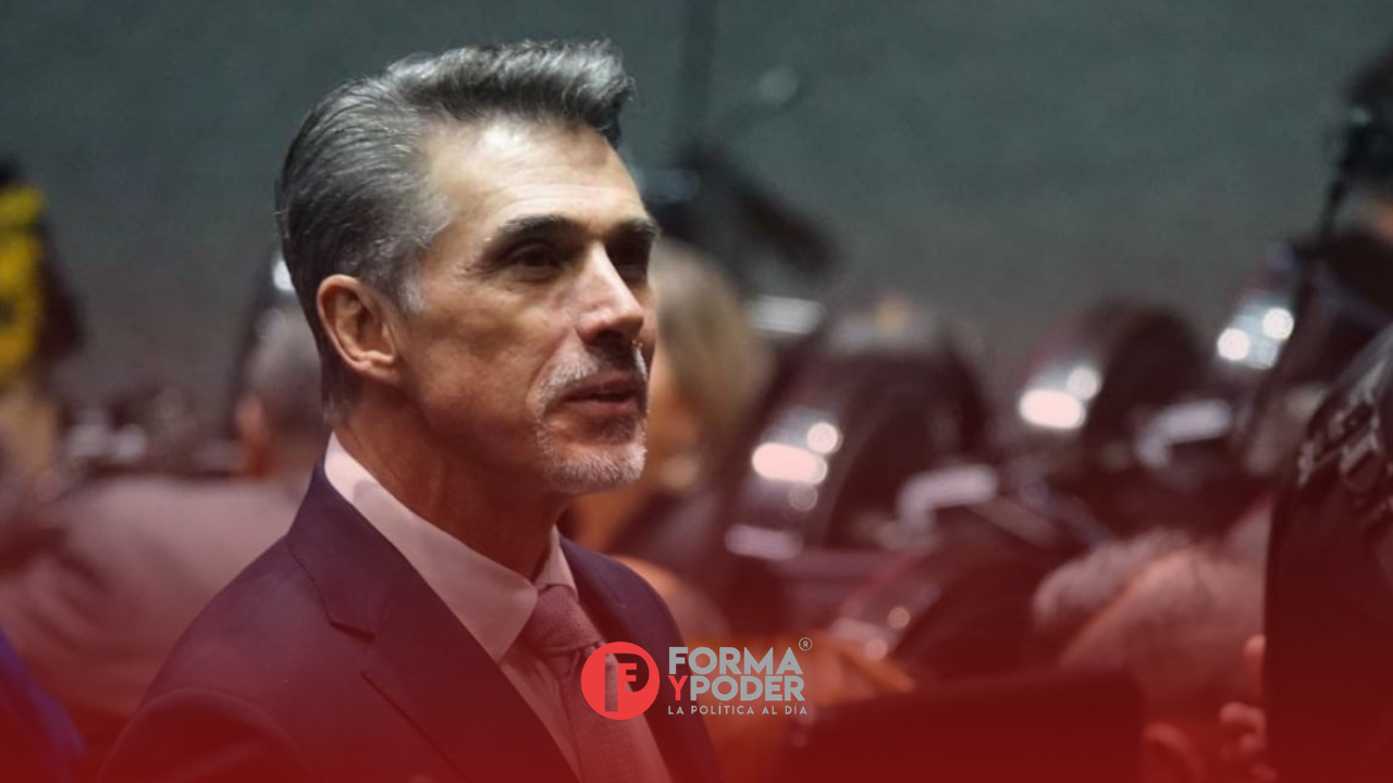 Sergio Mayer vive momento incómodo en una entrevista al olvidar el nombre de la universidad donde cursó su maestría