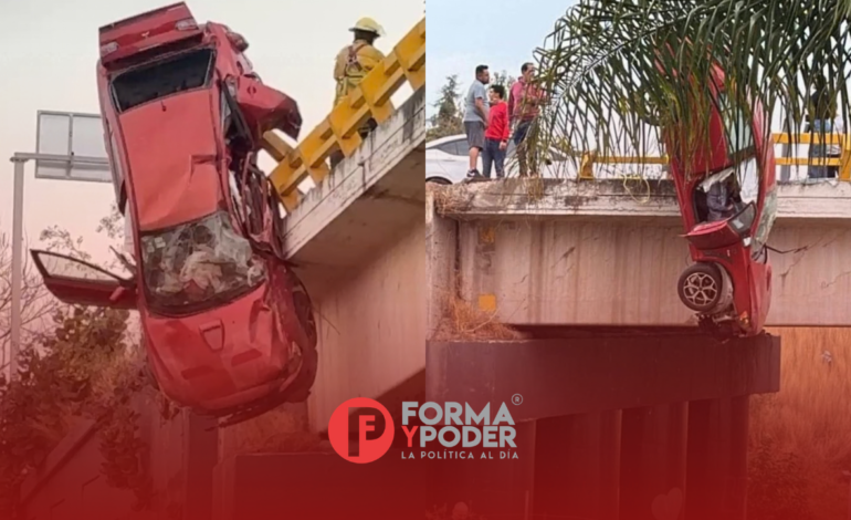 Auto queda suspendido tras accidente en puente del Periférico Ecológico, a la altura de Forjadores