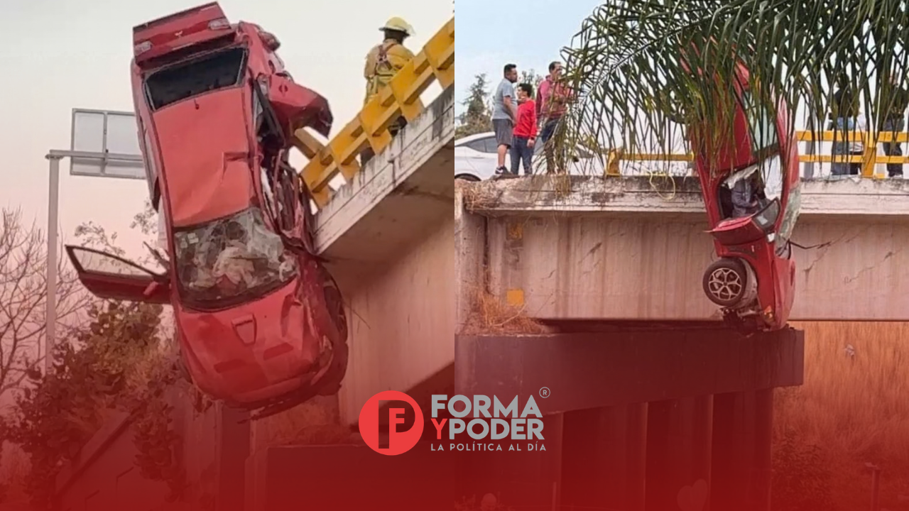 Auto queda suspendido tras accidente en puente del Periférico Ecológico, a la altura de Forjadores