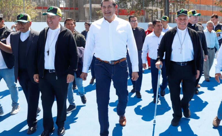 Alejandro Armenta inaugura rehabilitación de canchas en el Seminario Palafoxiano