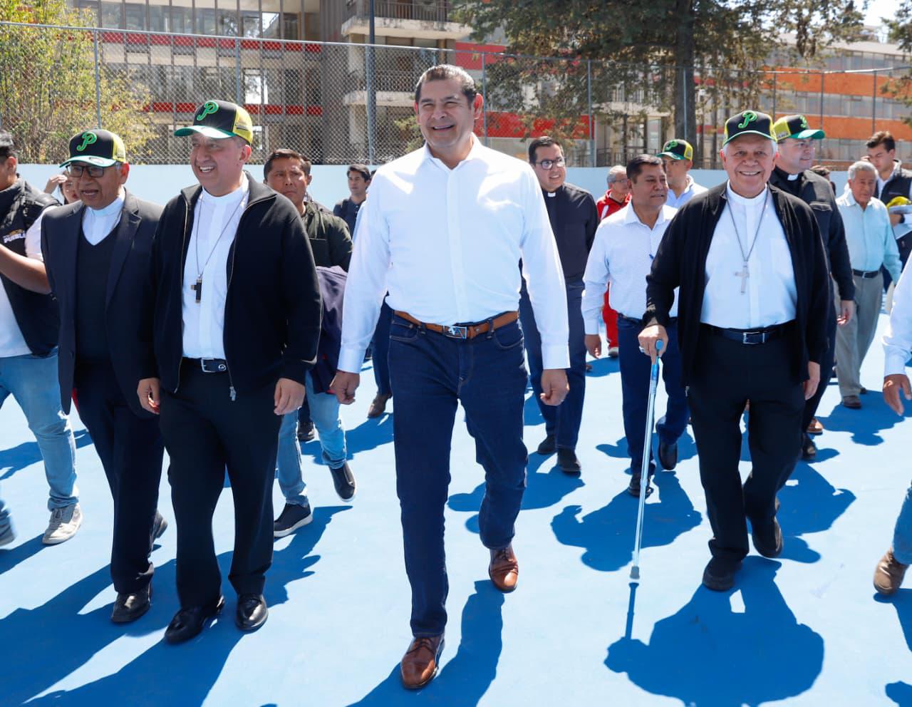 Alejandro Armenta inaugura rehabilitación de canchas en el Seminario Palafoxiano