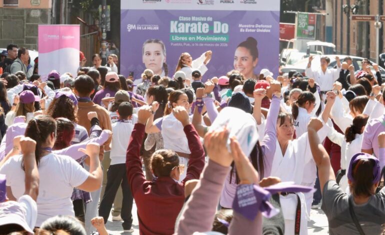 Gobierno de Puebla impulsa clase masiva de karate para mujeres
