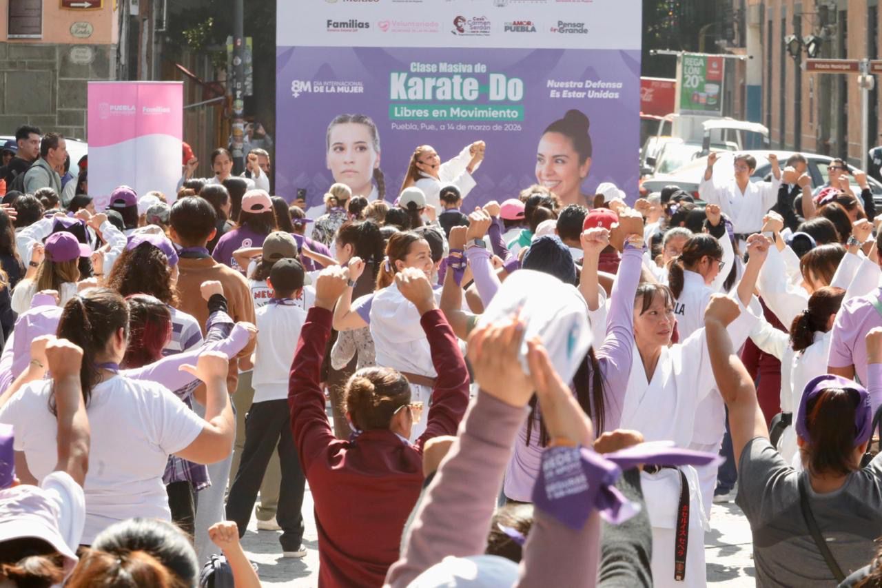 Gobierno de Puebla impulsa clase masiva de karate para mujeres