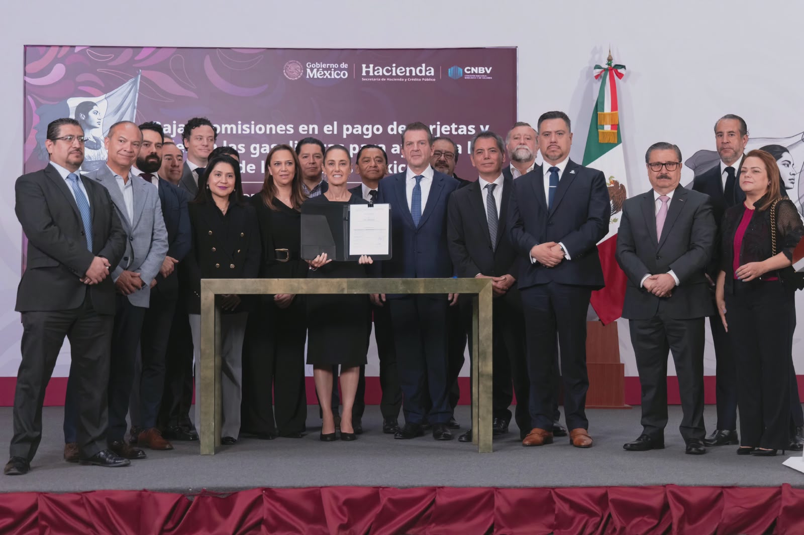 Sheinbaum firma acuerdo para reducir comisiones en pagos de gasolina con tarjetas y vales