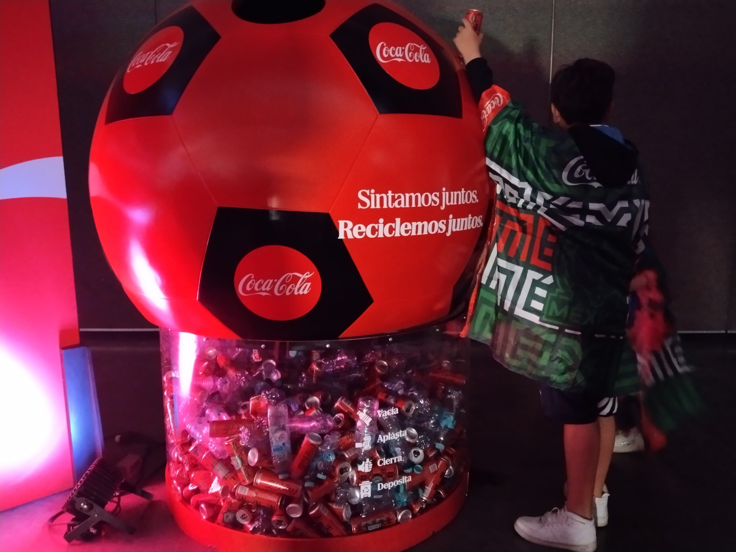 Recibe Gobierno de Pepe Chedraui donación de latas tras paso del FIFA World Cup Trophy Tour 2026 en Puebla