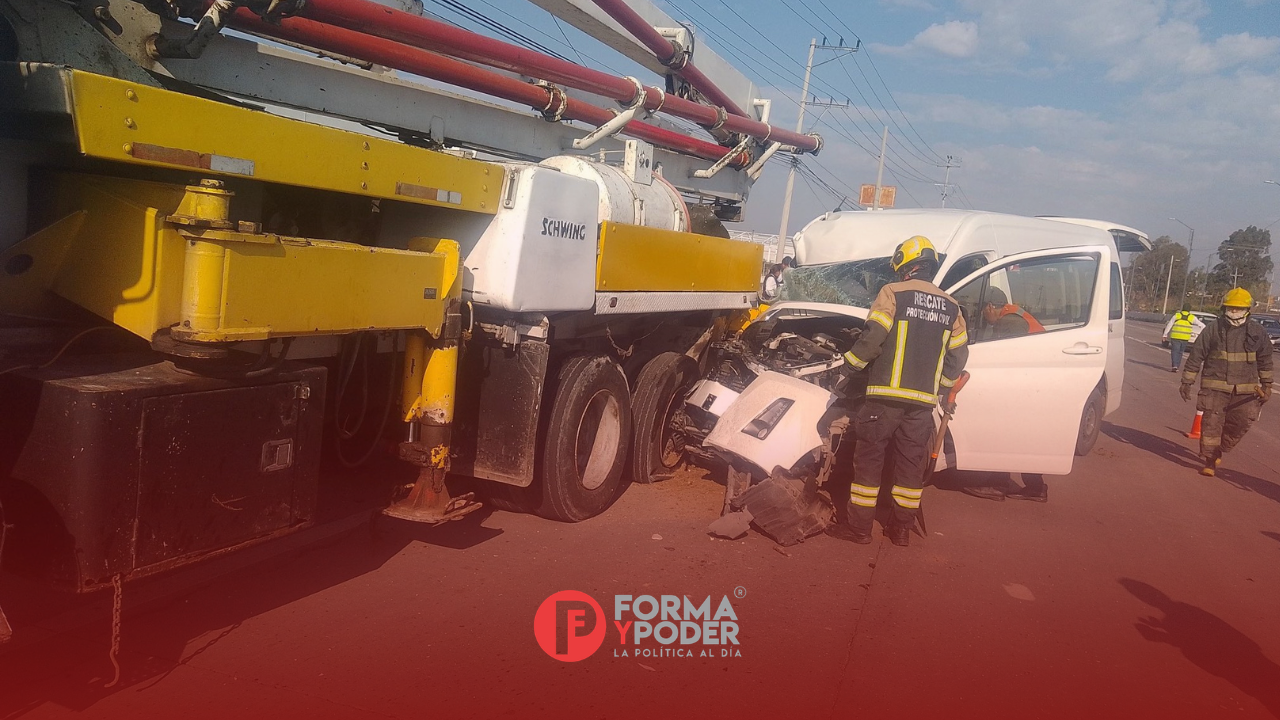 Tras quedarse dormido, chofer de combi choca contra grúa de obras públicas en el Periférico.