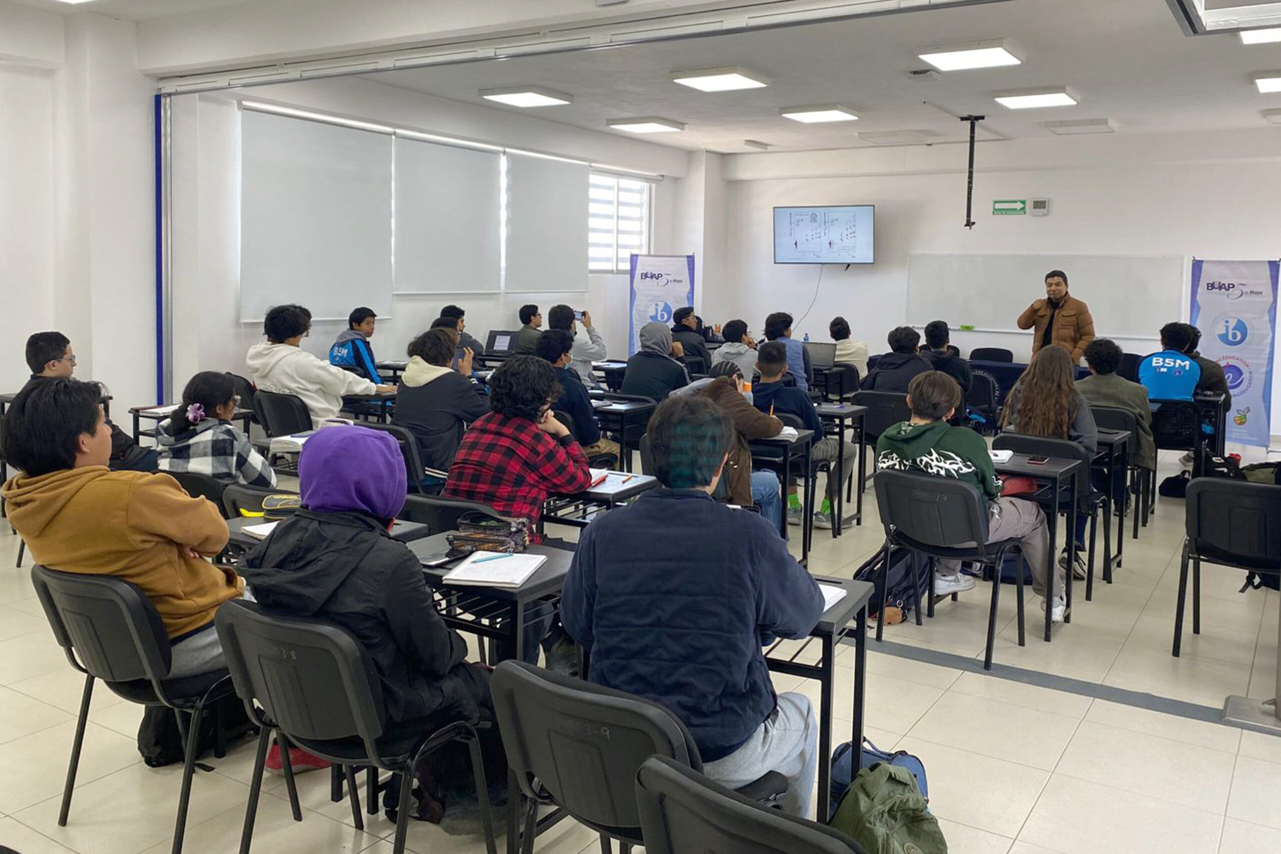 Estudiantes del B5M de la BUAP participan en clase maestra internacional sobre Física de partículas