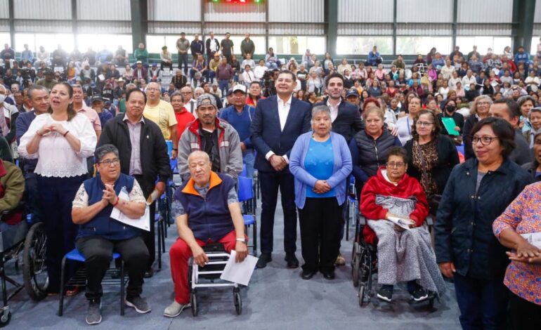 Alejandro Armenta encabeza entrega de tarjetas de bienestar a adultos mayores y mujeres