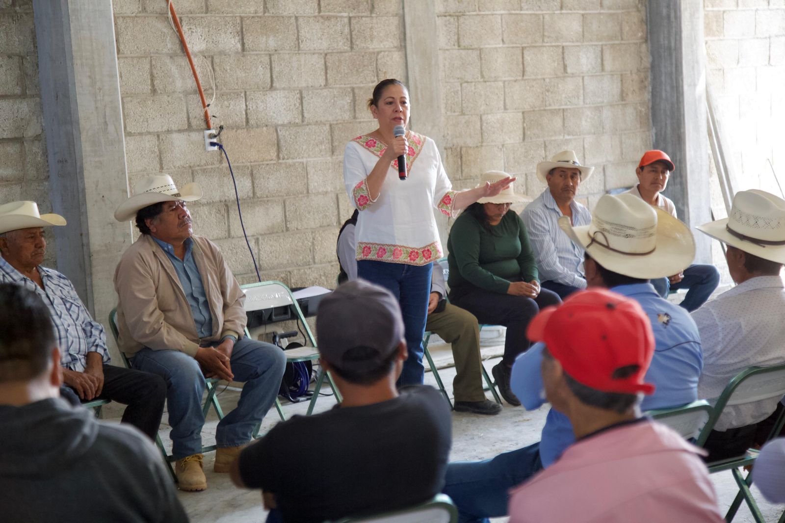 Reunión con ejidatarios de Azumiatla impulsa desarrollo social y atención directa