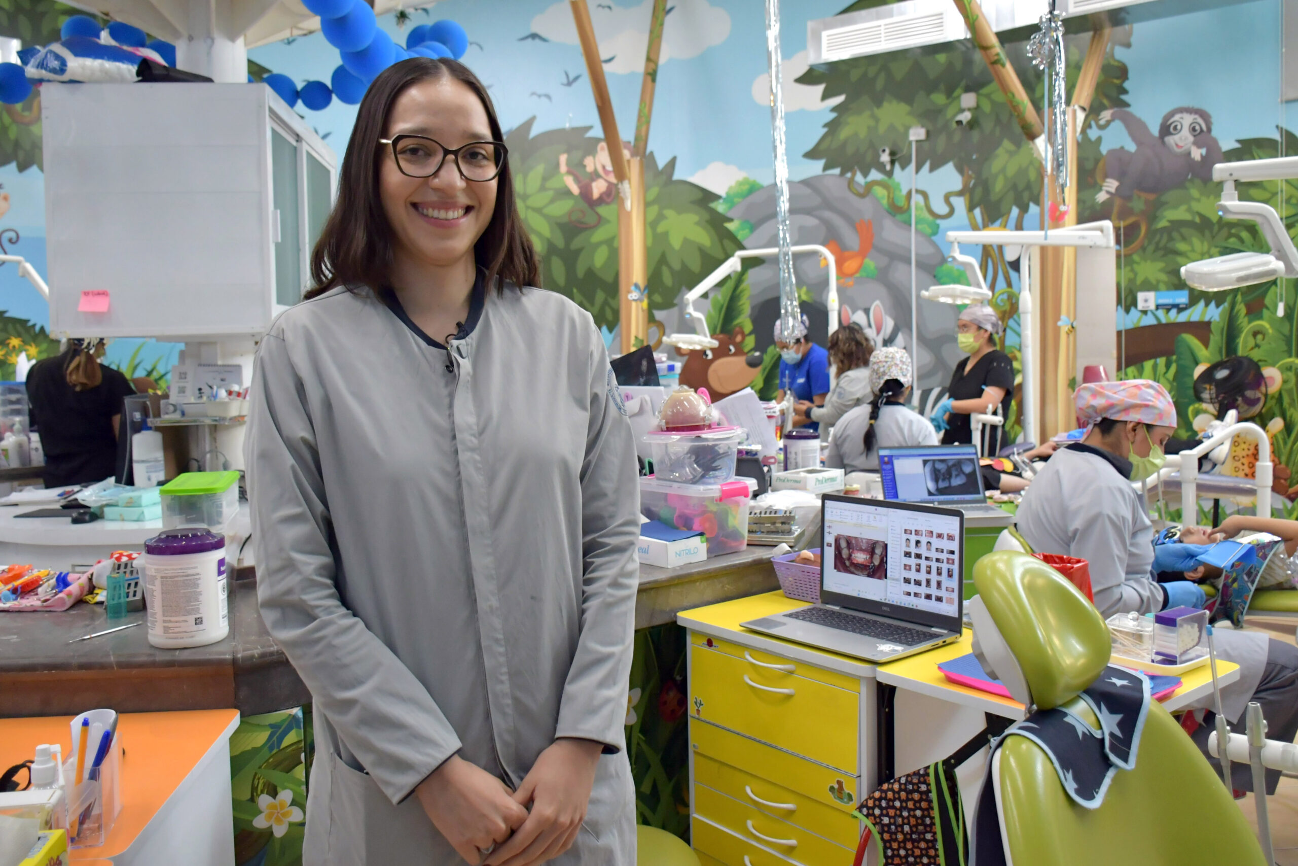 Estudiante de la BUAP investiga cómo fortalecer el esmalte dental para reducir caries en niños