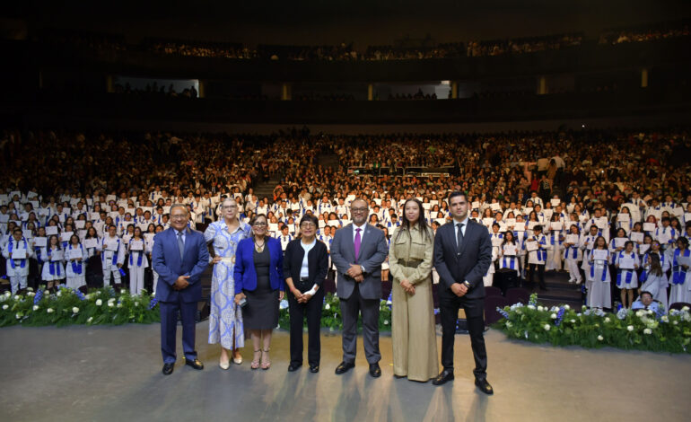 Rectora Lilia Cedillo preside la ceremonia de graduación de la Facultad de Medicina