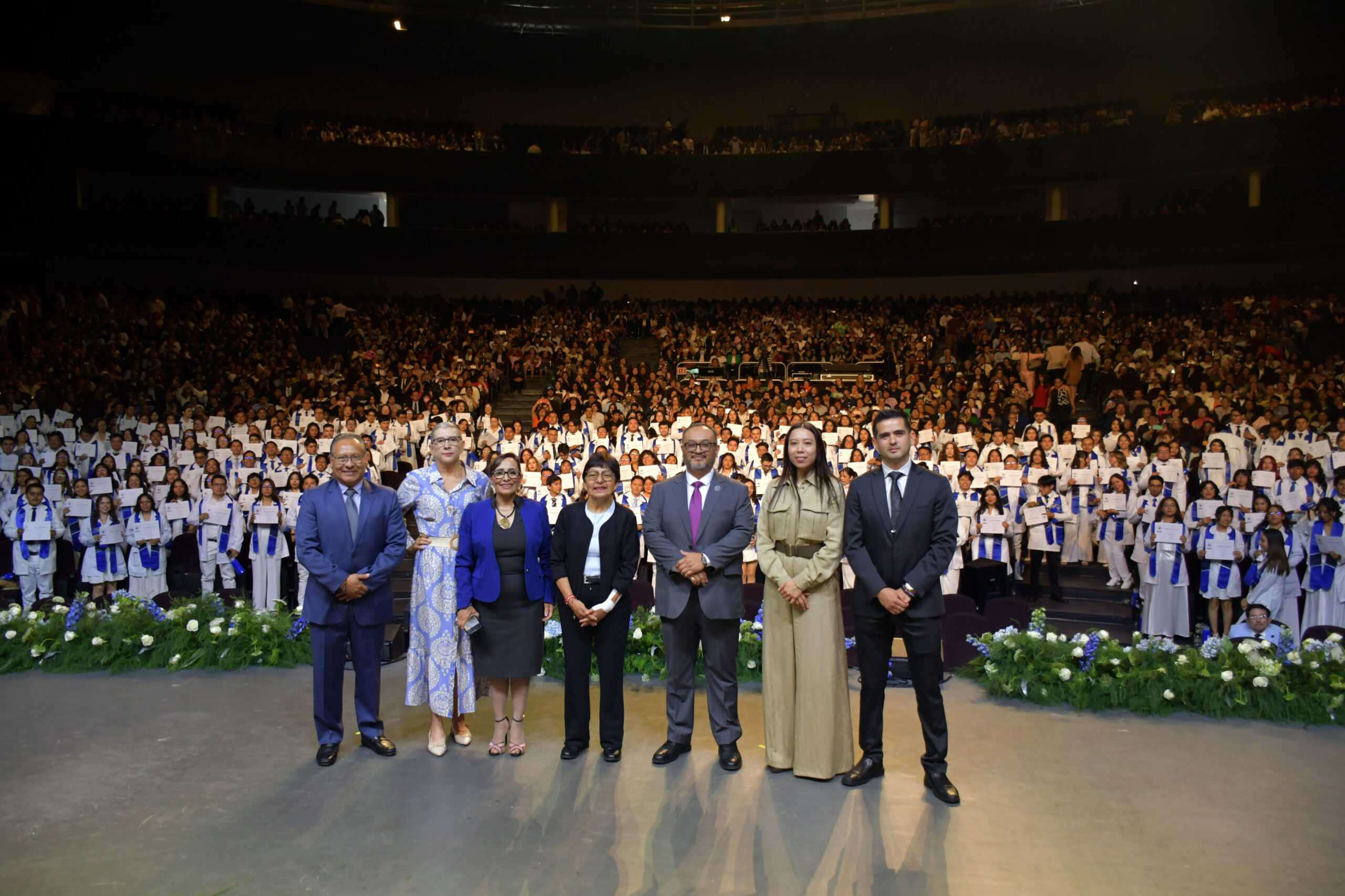 Rectora Lilia Cedillo preside la ceremonia de graduación de la Facultad de Medicina