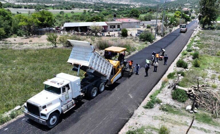 Construye Gobierno estatal 3.3 kilómetros del camino a las Loberas en Tecali