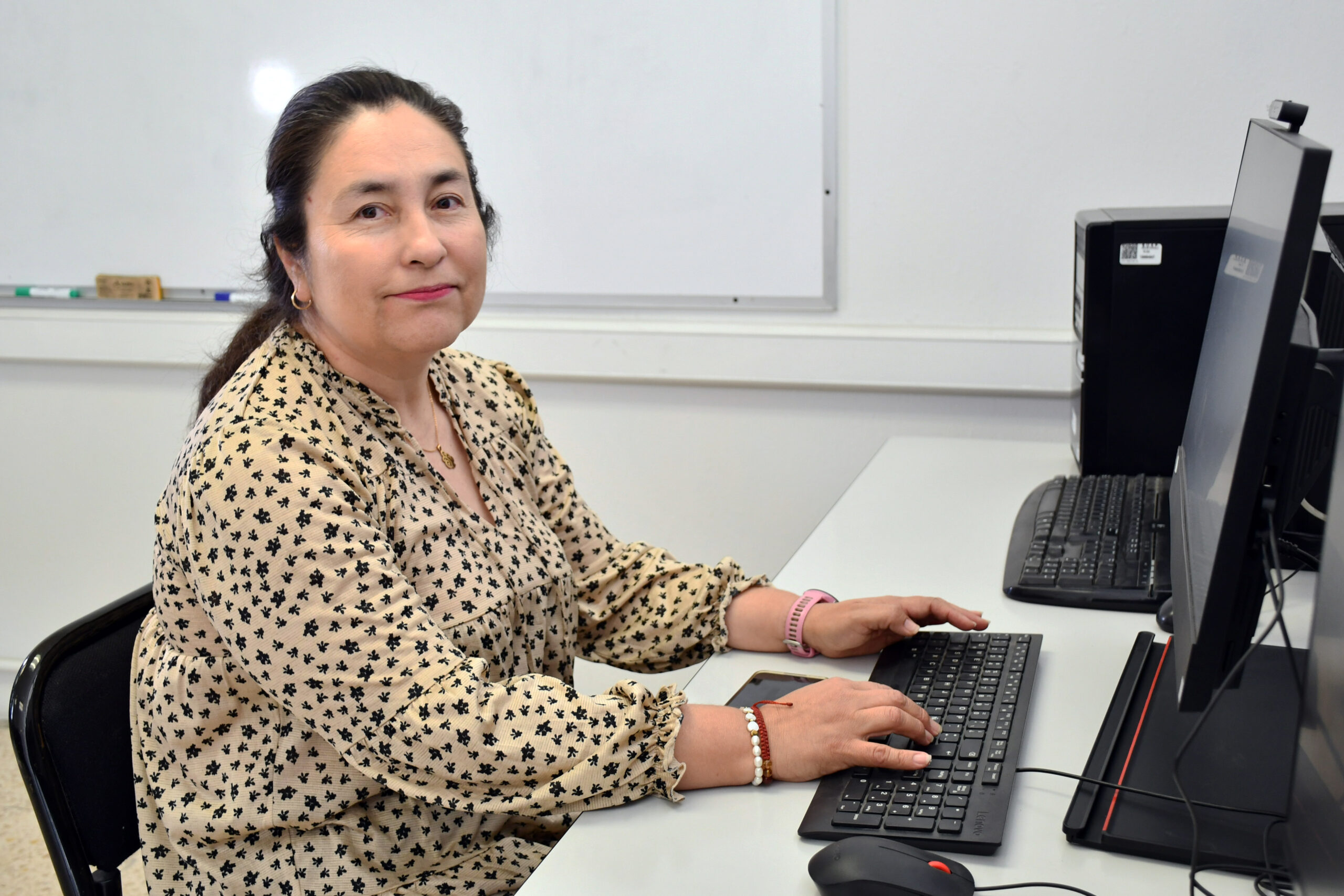 Dra. Mireya Tovar Vidal, destacada investigadora de la Facultad de Ciencias de la Computación, comprometida con los estudiantes