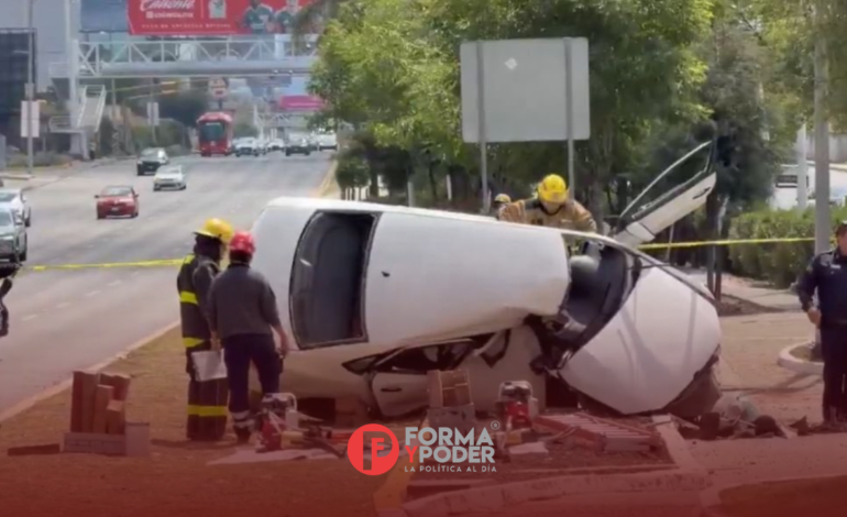 Conductor pierde la vida en volcadura sobre Vía Atlixcáyotl