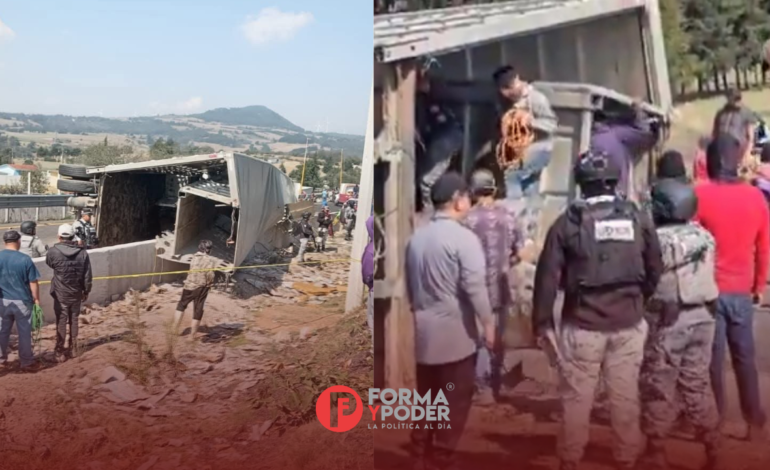 Se desata rapiña tras volcadura de tráiler con ganado sobre la autopista Puebla-Orizaba