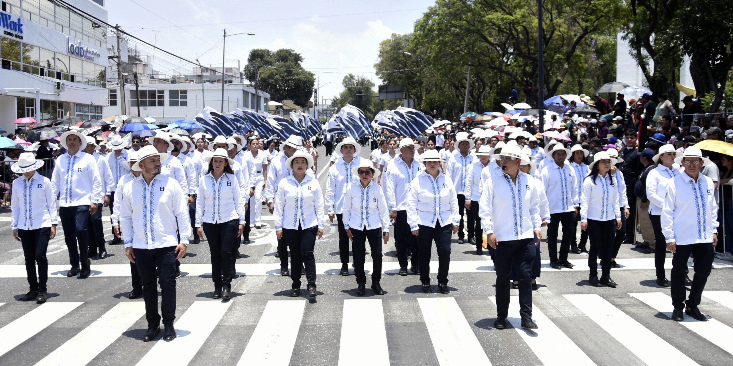 Comunidad BUAP participa en el desfile conmemorativo de la Batalla del 5 de Mayo