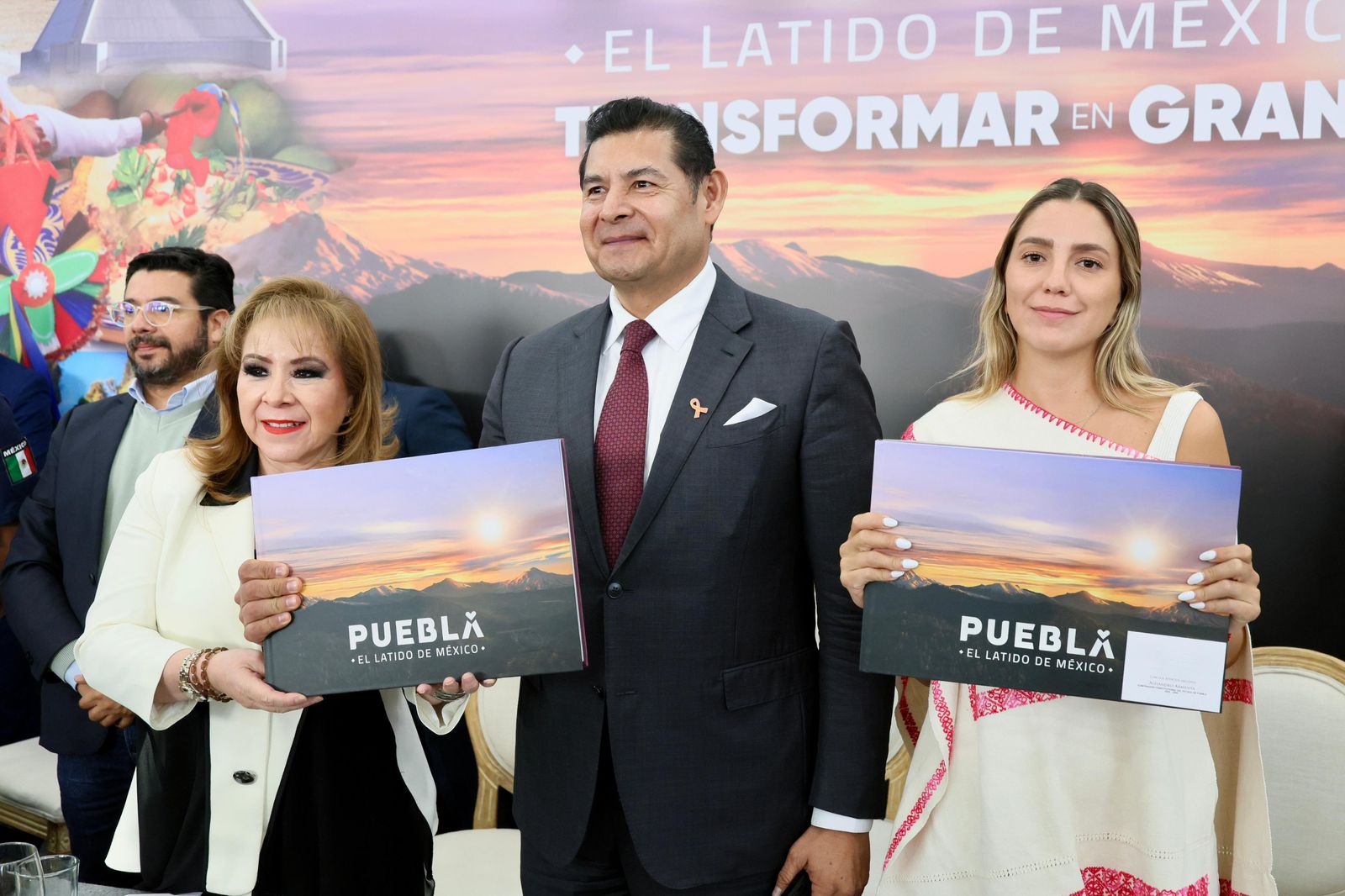 Alejandro Armenta presenta el libro «Puebla, El Latido de México», obra que expone la riqueza turística del estado