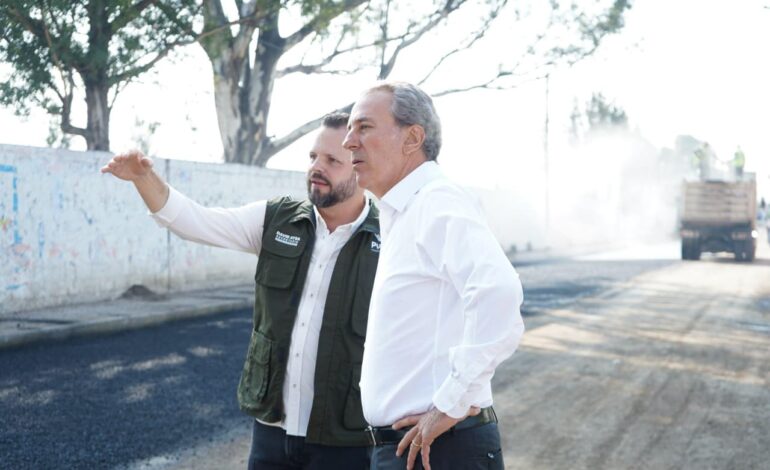 Pepe Chedraui supervisa trabajos de rehabilitación vial con el Tren Capitalino de Pavimentación