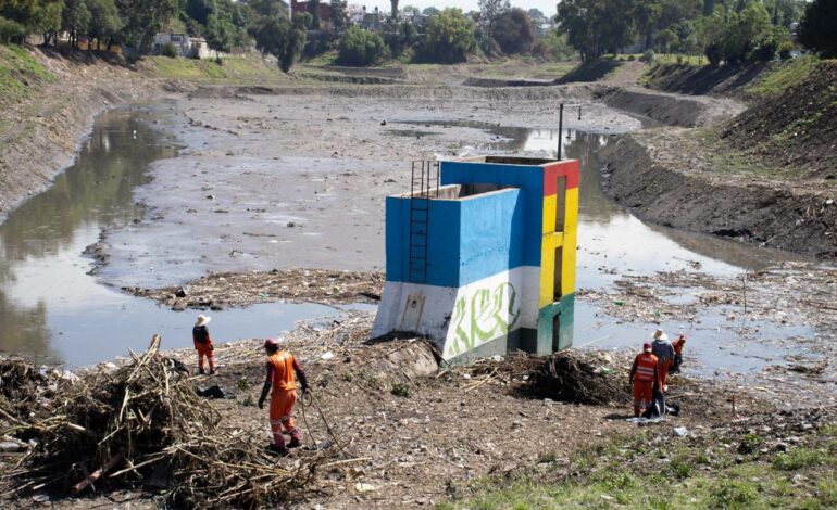 Ayuntamiento de Puebla realiza jornada de limpieza en Puente Negro ante temporada de lluvias  