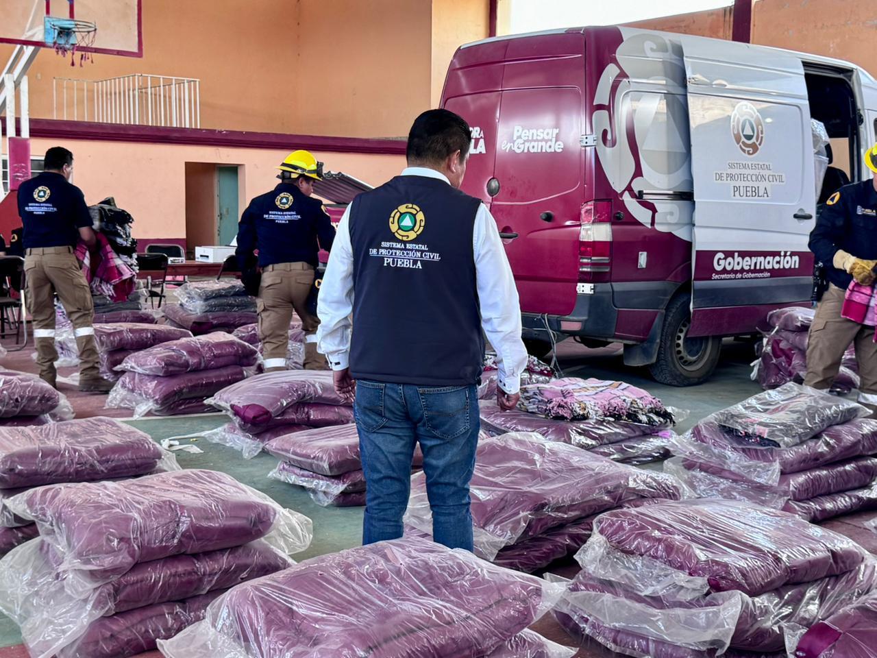 Entregan apoyos a familias afectadas por lluvias en Ixtacamaxtitlán