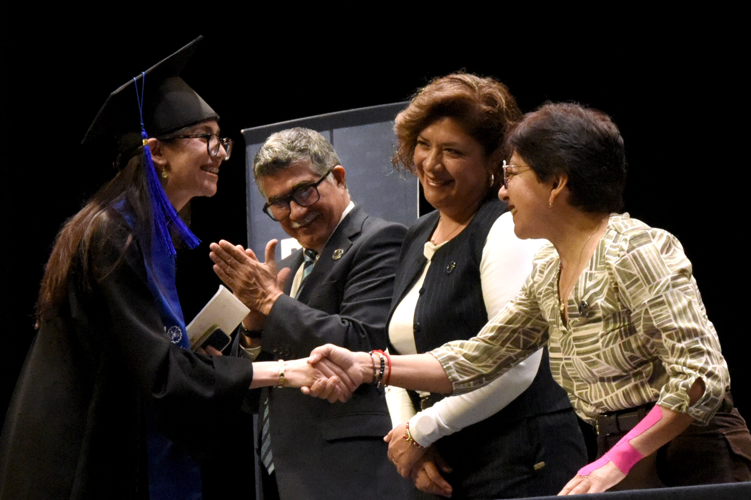 Rectora Lilia Cedillo preside la ceremonia de graduación de la Licenciatura en Biotecnología