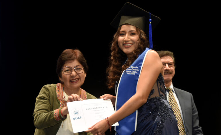Rectora Lilia Cedillo reconoce el compromiso social de egresados de Economía y Finanzas