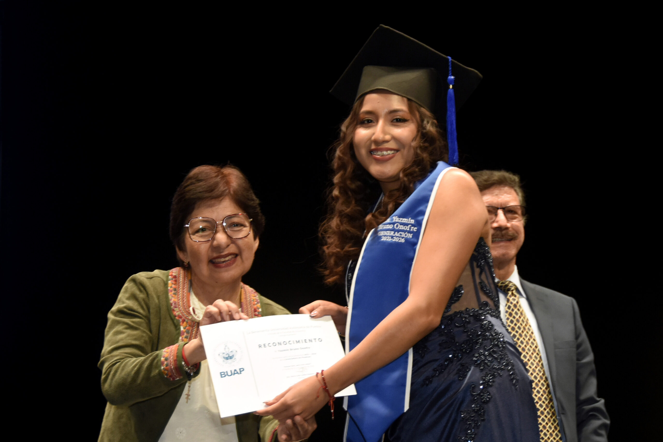 Rectora Lilia Cedillo reconoce el compromiso social de egresados de Economía y Finanzas