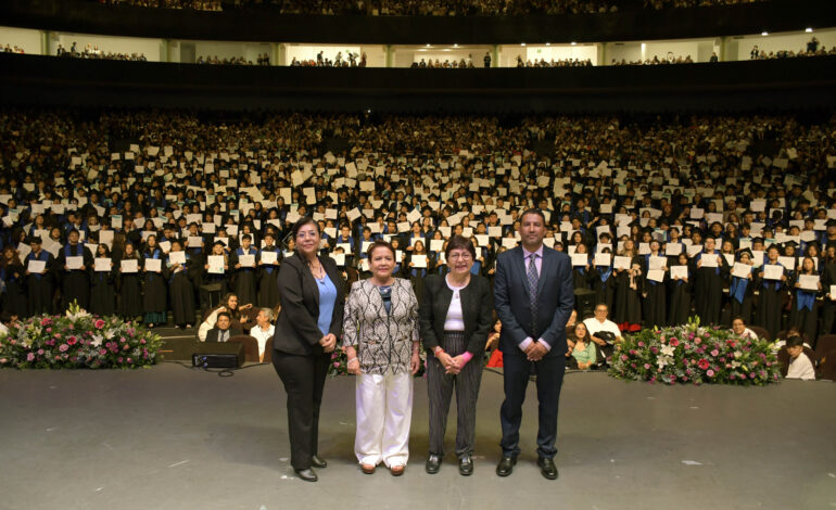 Rectora Lilia Cedillo preside la graduación de 802 alumnos de la prepa 2 de Octubre de 1968
