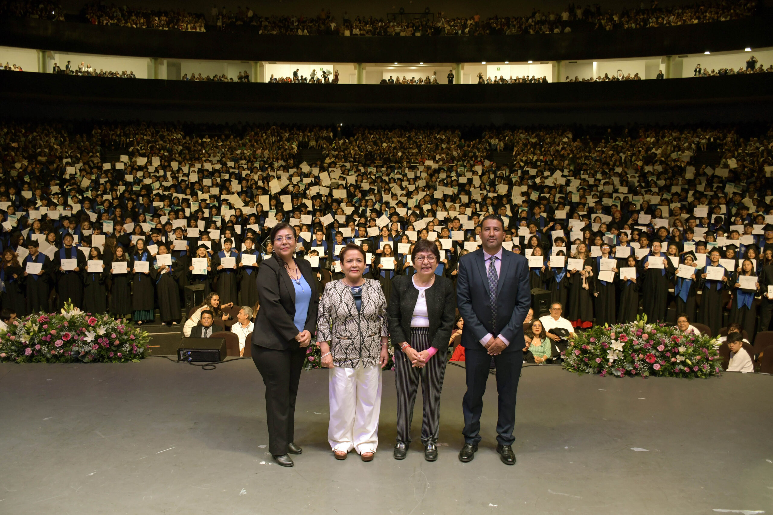 Rectora Lilia Cedillo preside la graduación de 802 alumnos de la prepa 2 de Octubre de 1968