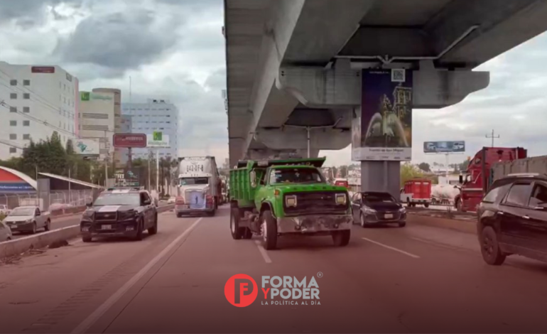 Bloqueo de transportistas de AMOTAC en Vía Atlixcáyotl genera afectaciones viales