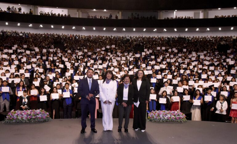 Lilia Cedillo preside graduación de Preparatoria Alfonso Calderón Moreno