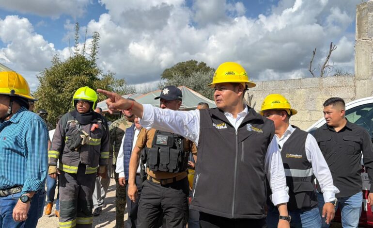 Gobernador Alejandro Armenta recorre zona de explosión en Tepeaca