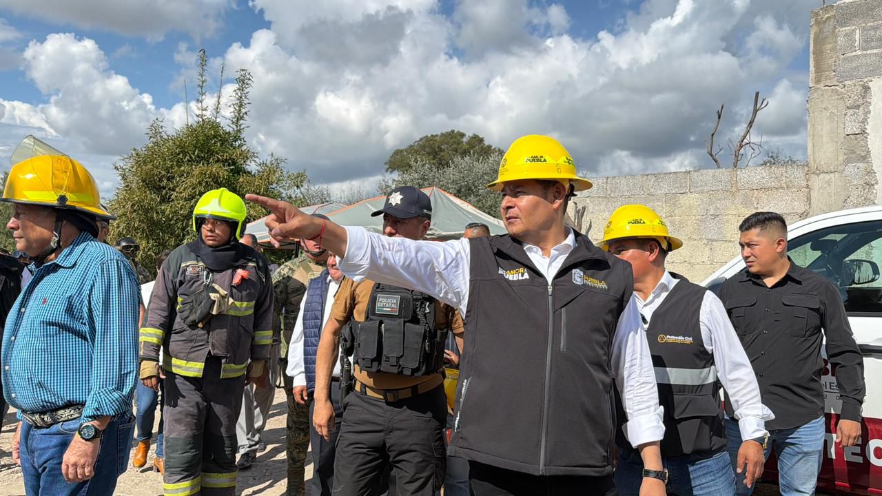 Gobernador Alejandro Armenta recorre zona de explosión en Tepeaca