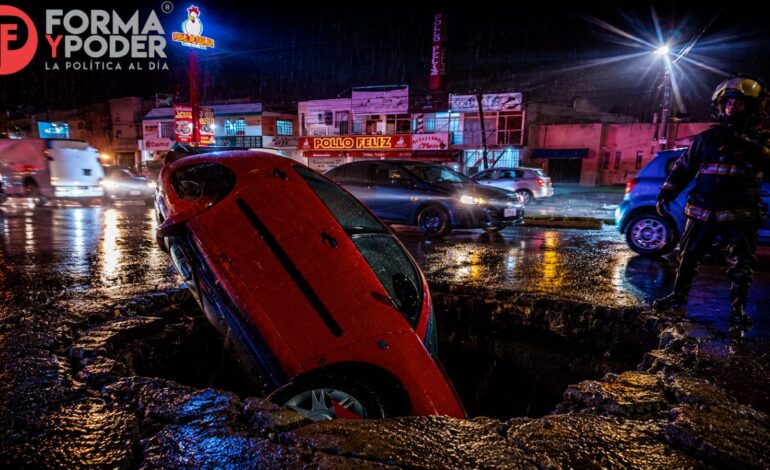 Socavón se traga automóvil en el Puente de La María en plena lluvia