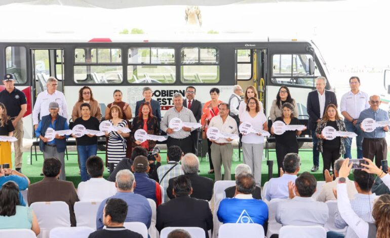 Gobierno de Puebla entrega 42 nuevas unidades a transportistas