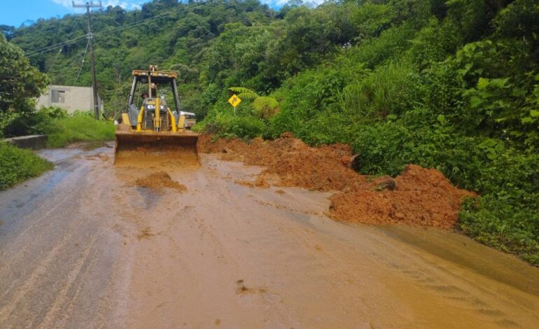 Con maquinaria y apoyos, Gobierno estatal atiende de forma oportuna deslave en Eloxochitlán