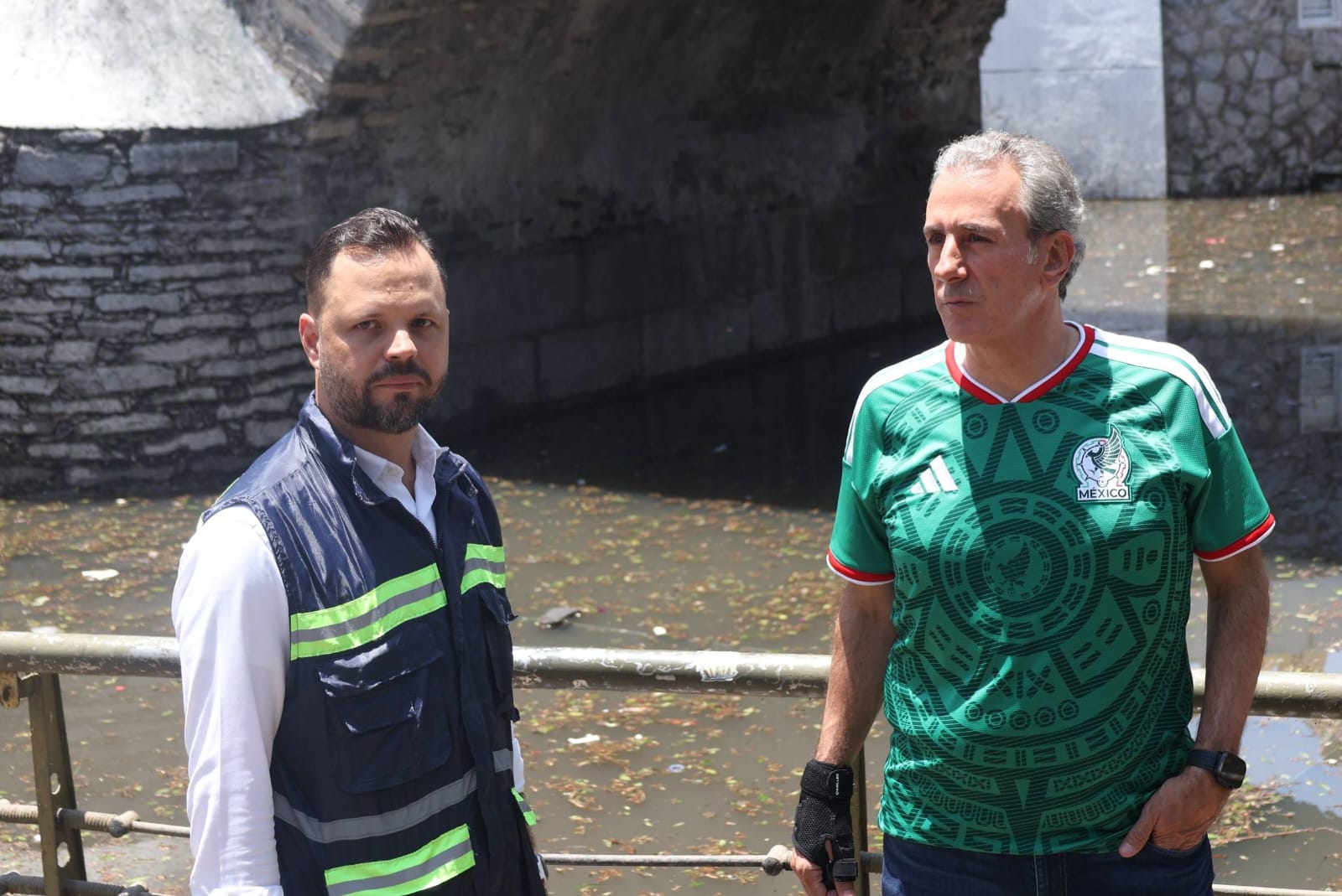 Pepe Chedraui supervisa labores de drenado en el Puente de Ovando tras afectaciones por lluvias