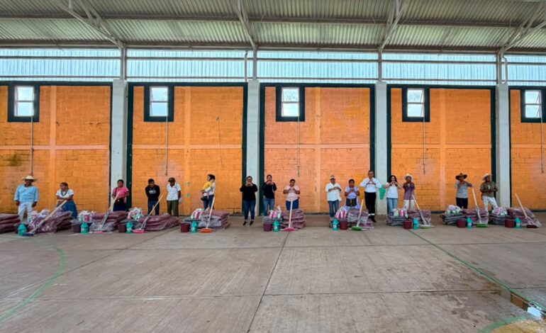 Protección Civil entrega apoyos a afectados en Huehuetla