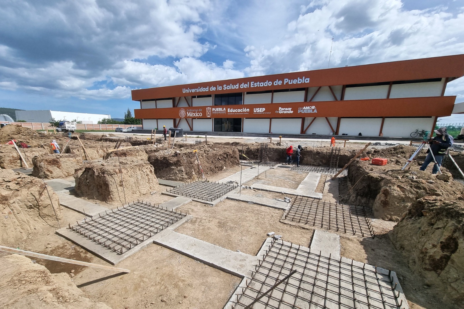 Avanza construcción de las segundas etapas de USEP en Izúcar y Tepexi