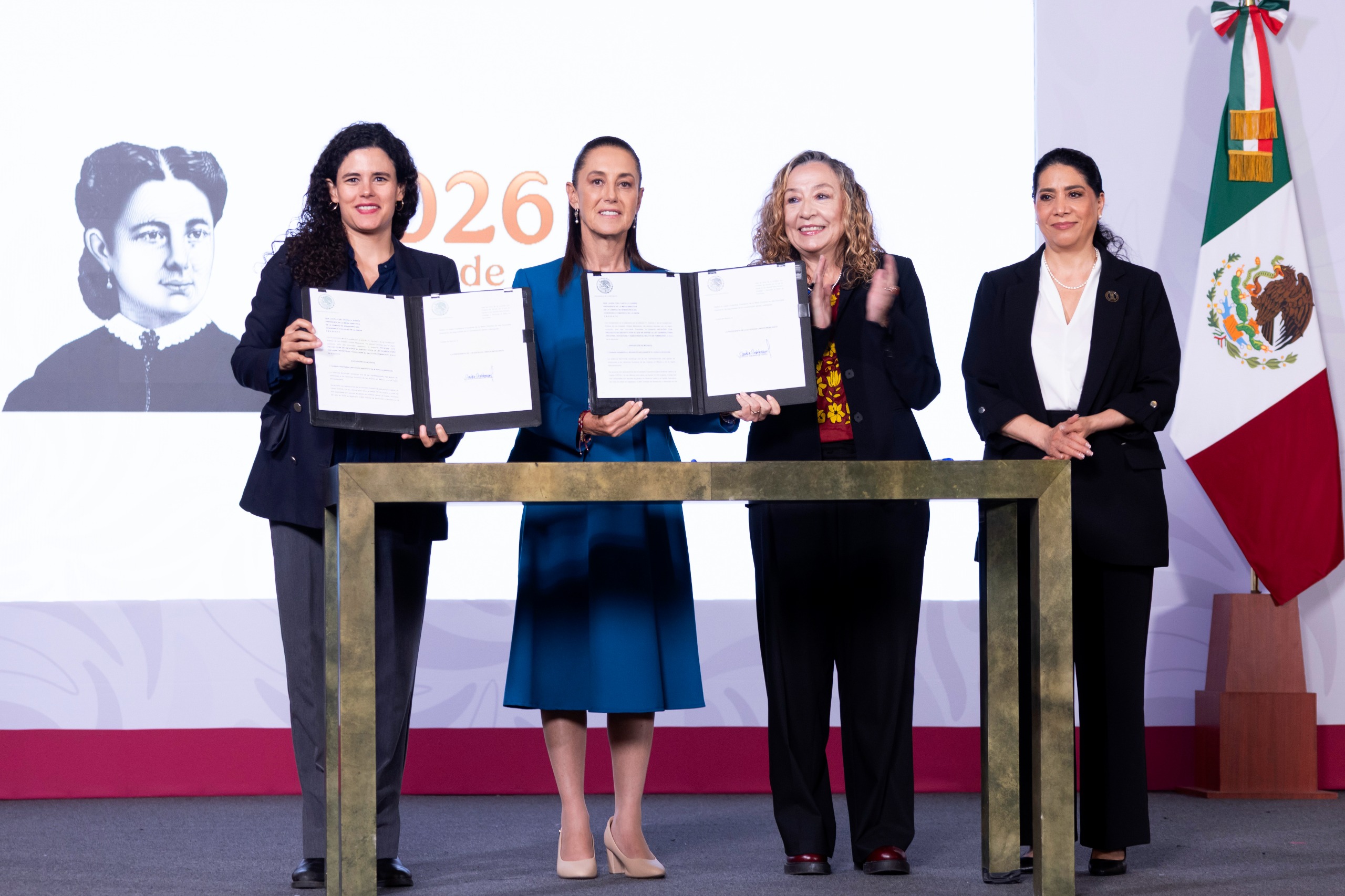 Claudia Sheinbaum firma iniciativa de ley para prevenir, investigar, sancionar y reparar daños por feminicidio